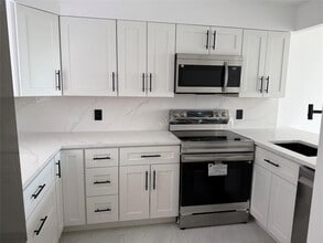 Building Photo - 112 Royal Pk Dr