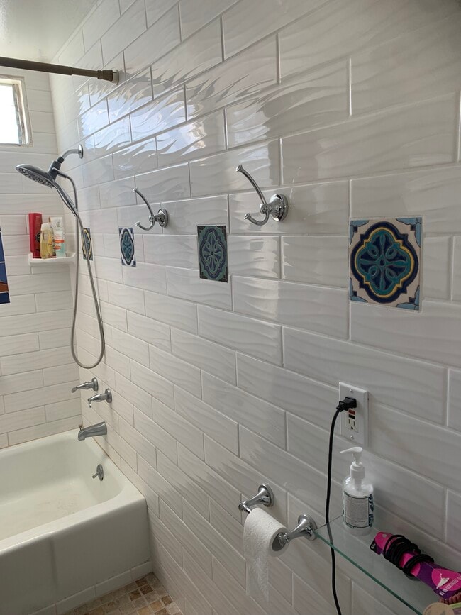 Azulejos con temática Catalina en el baño - 338 Eucalyptus Ave