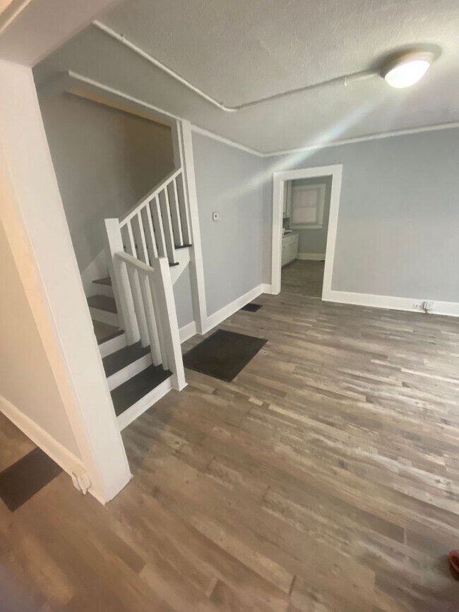 Building Photo - Dowtown Gadsden - Newly Renovated- Spacious