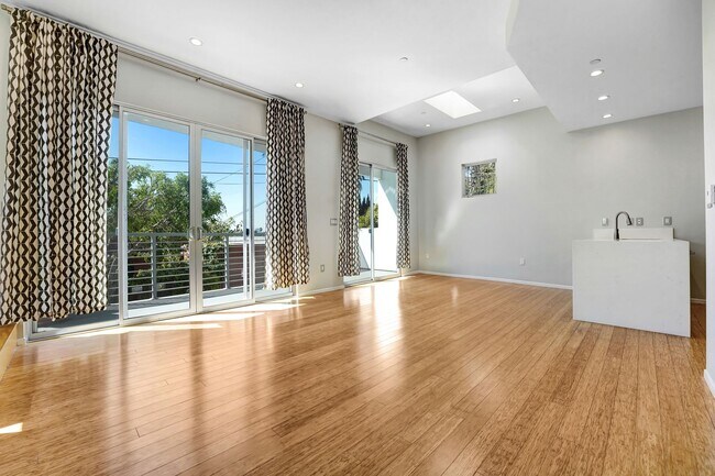 Foto del edificio - Your Perfect 3/2.5 Los Angeles Home Availa...