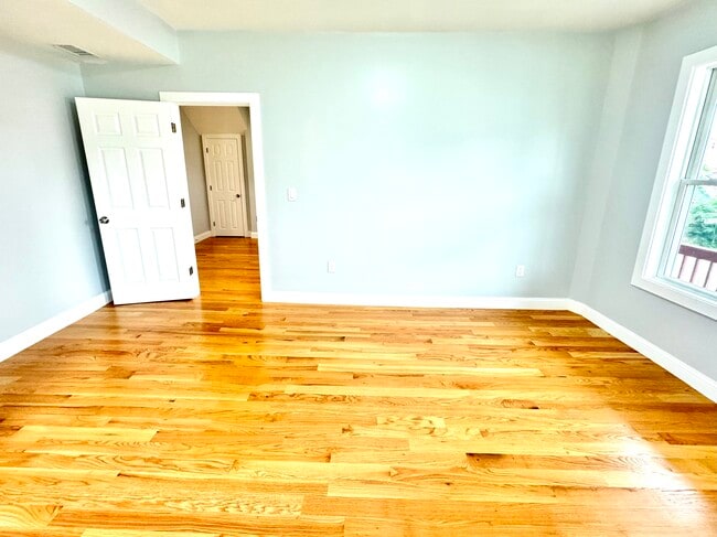 Building Photo - 190 Hillside St