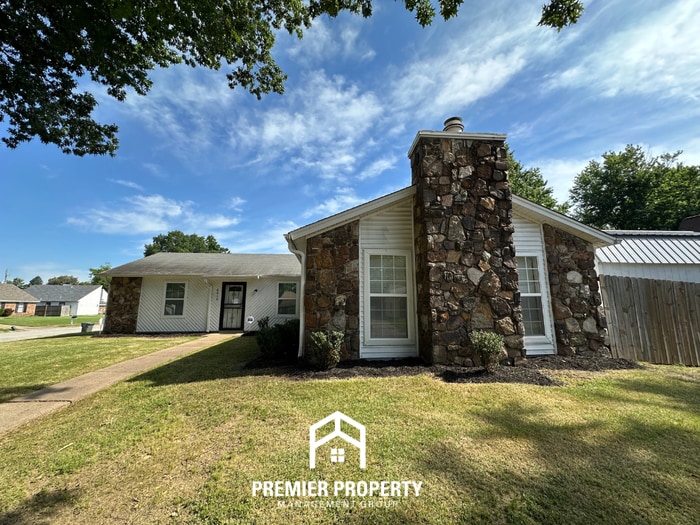Huge 3BR/2BA Near Germantown Border | 1,751 Sq Ft, Hardwood Floors & Rustic Fireplace - Huge 3BR/2BA Near Germantown Border | 1,751 Sq Ft, Hardwood Floors & Rustic Fireplace