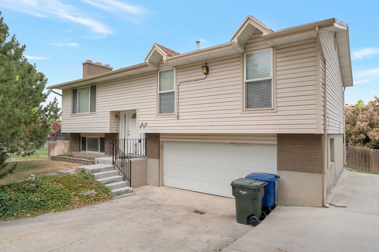 Foto principal - 3672 W Clermont Dr