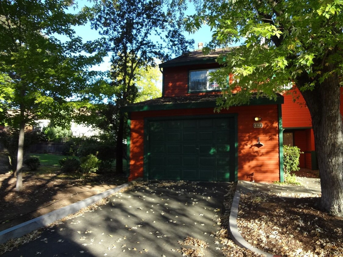Primary Photo - AVAILABLE NOW!!! Beautiful 3 Bed/2.5 Townh...