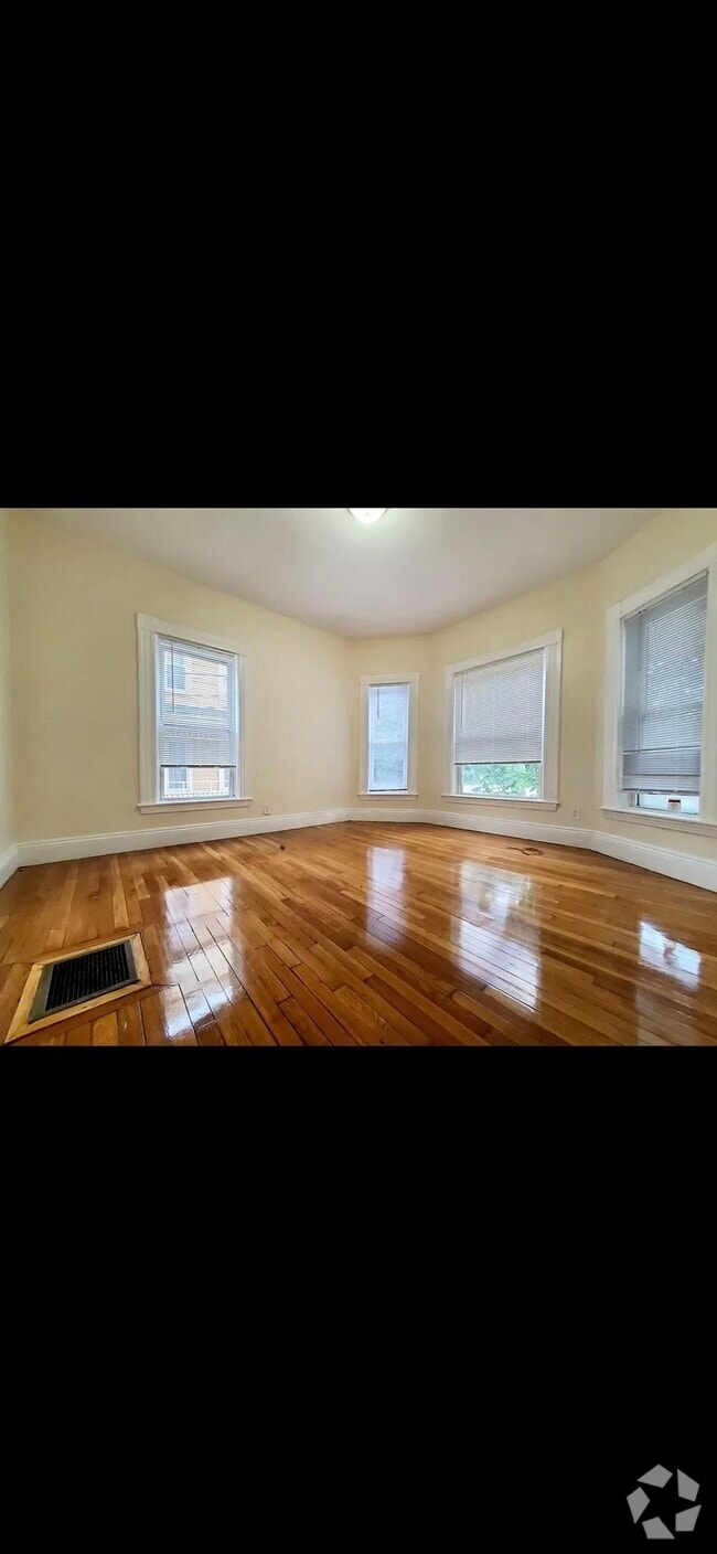 Building Photo - 68 Beacon St