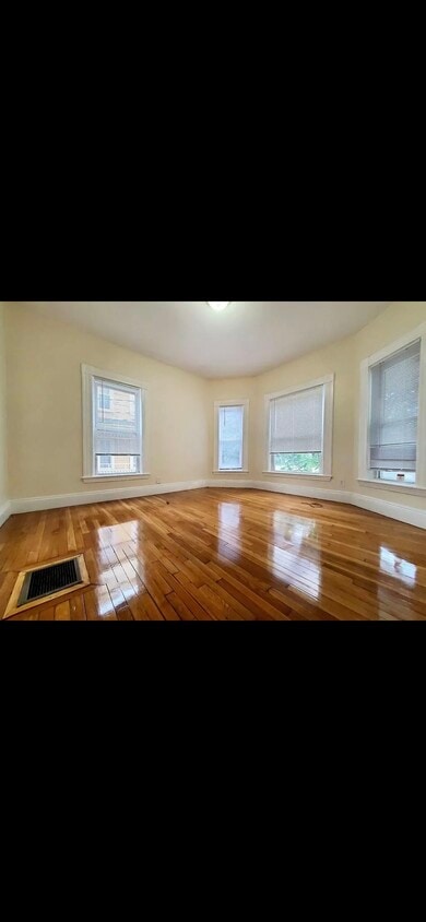 Primary Photo - 68 Beacon St