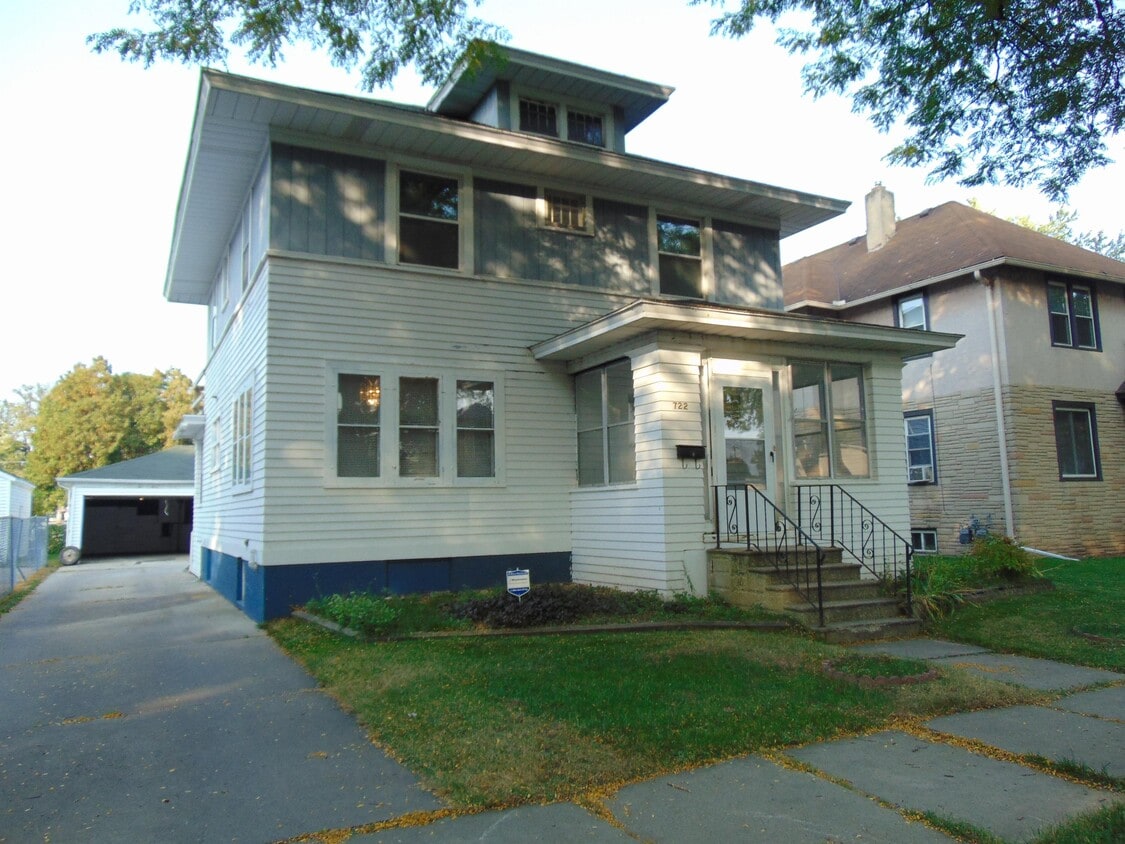 Primary Photo - 722 Bond St