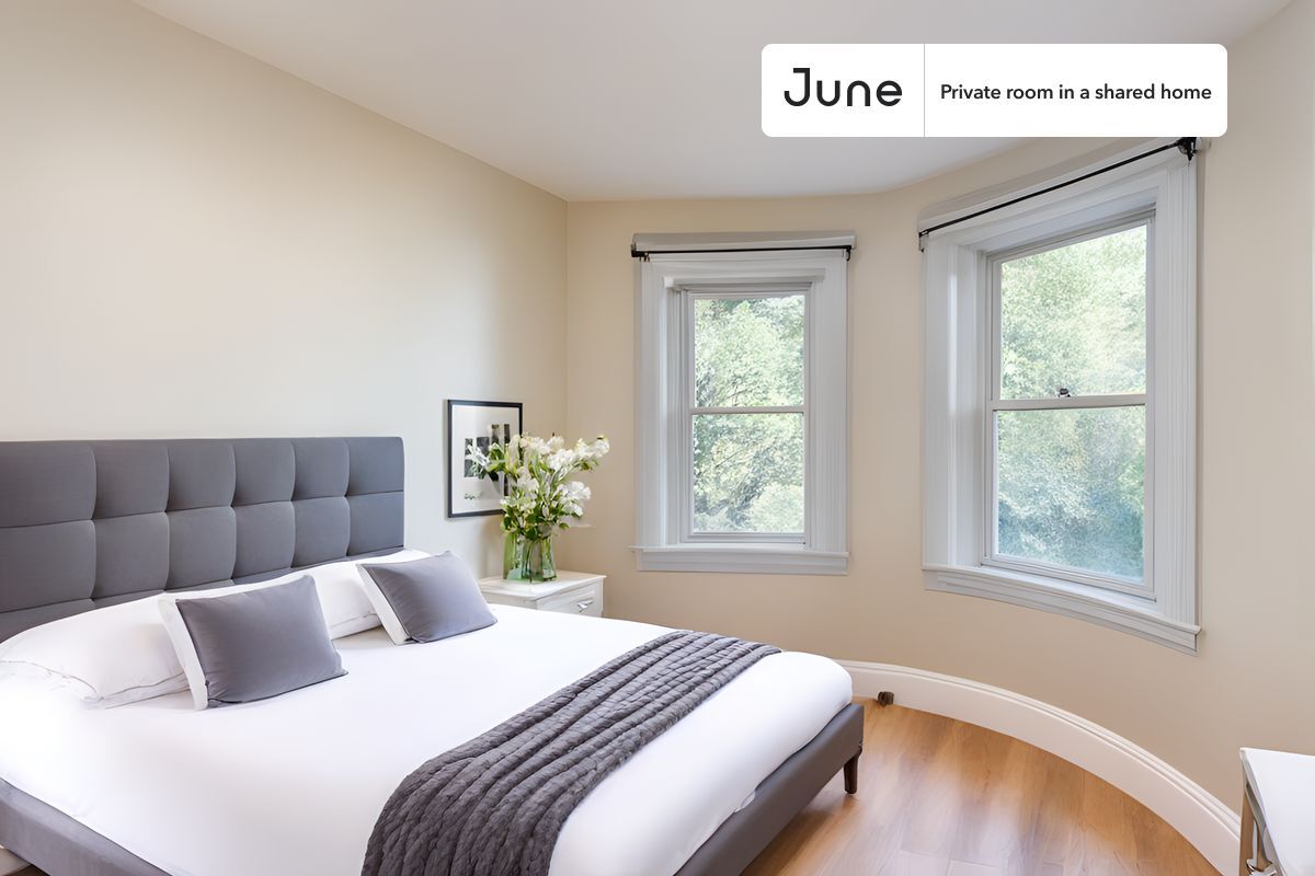 Foto principal - Room in Shared 5 bed/2 bath home