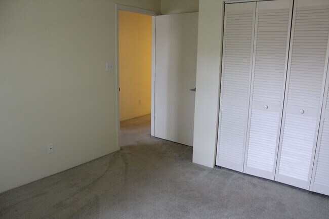 Building Photo - 2 bedroom/2 bath Condo!