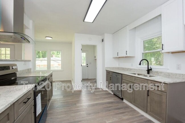 Building Photo - 2826 College Dr