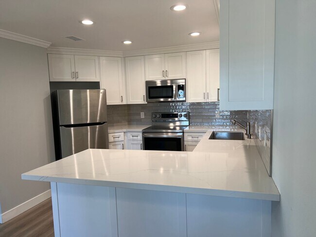 Building Photo - Great Oceanside 2 Bedroom, 2 Bath Condominium