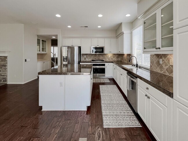 Foto del edificio - MUST SEE! Beautiful 3 bedroom + Loft + Office Space (or convert to 4th bedroom) + Large Backyard ...