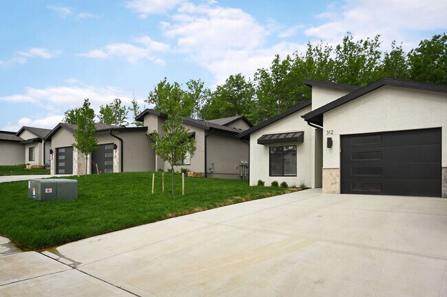 Building Photo - Twin Villa Single Car Garage