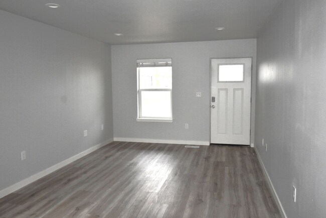 Foto del edificio - Spacious Town home.