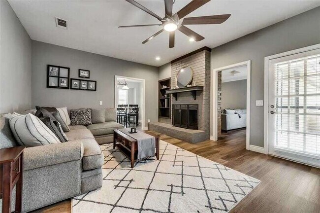 Building Photo - 2220 Roundrock Dr