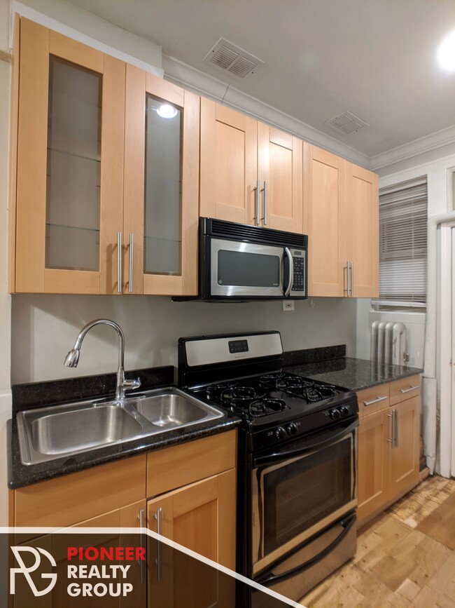 Building Photo - 540 W Surf St
