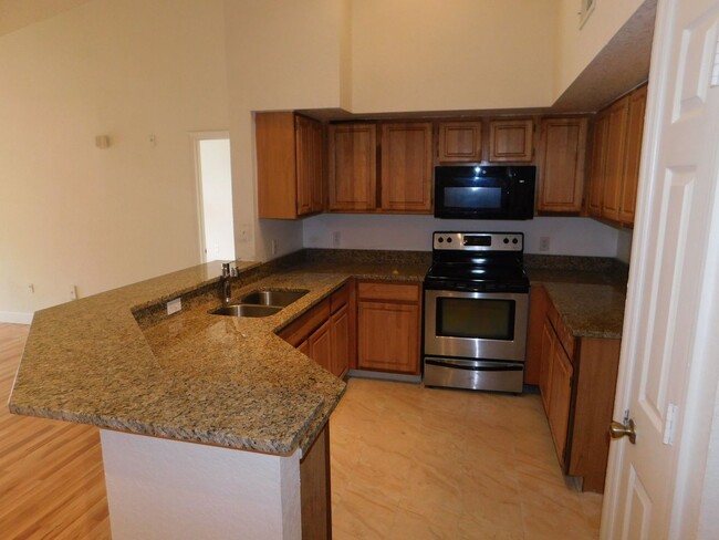 Building Photo - Large 2 Bed 2 Bath Fully Updated Condo, Ne...