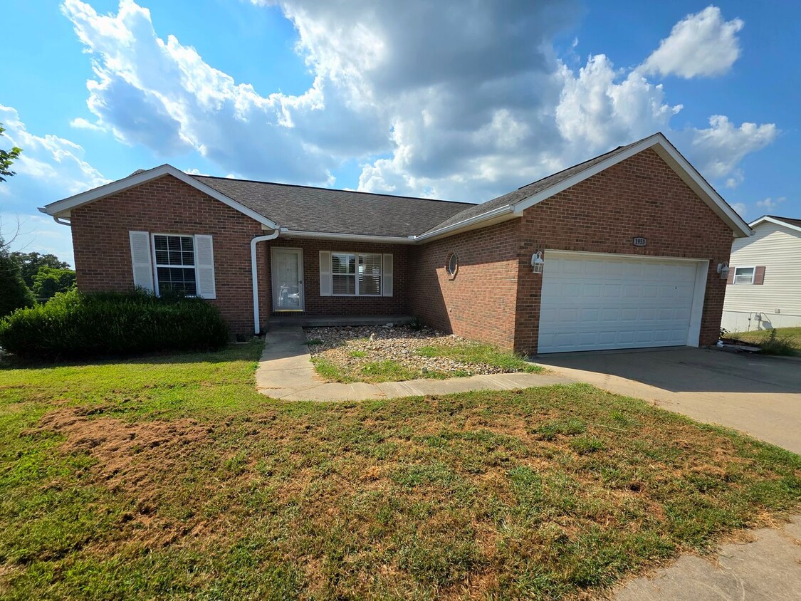 Primary Photo - Large 4 Bed / 3 Bath House in Residential ...