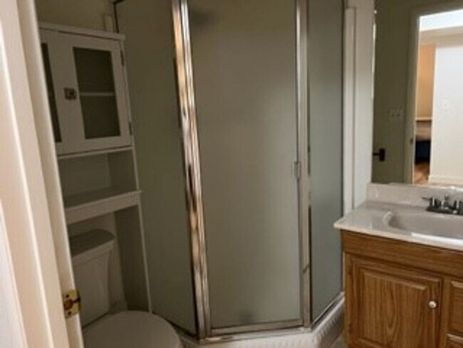 Building Photo - Quiet 2 bedroom 2 bath located in Universi...