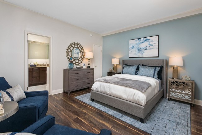 Building Photo - Stunning Lincoln Park Apartment