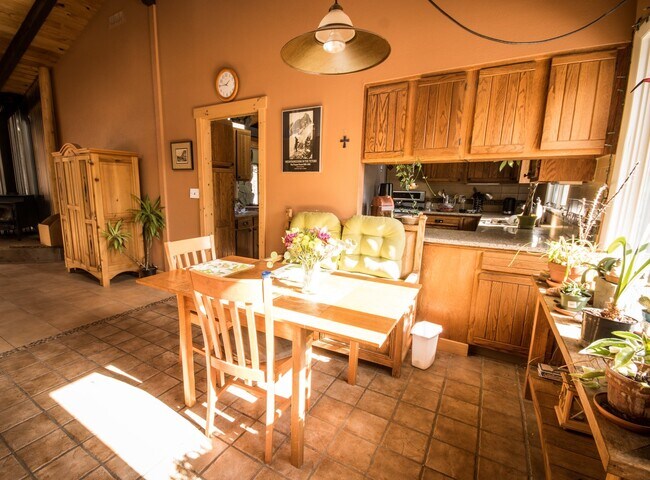 Foto del edificio - Spacious, light-filled 3 bed/2 bath home i...