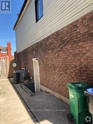 Building Photo - 657 Thamesford Terrace