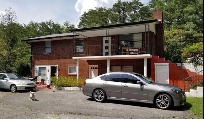 Foto del edificio - 3401 Hazelwood Ln