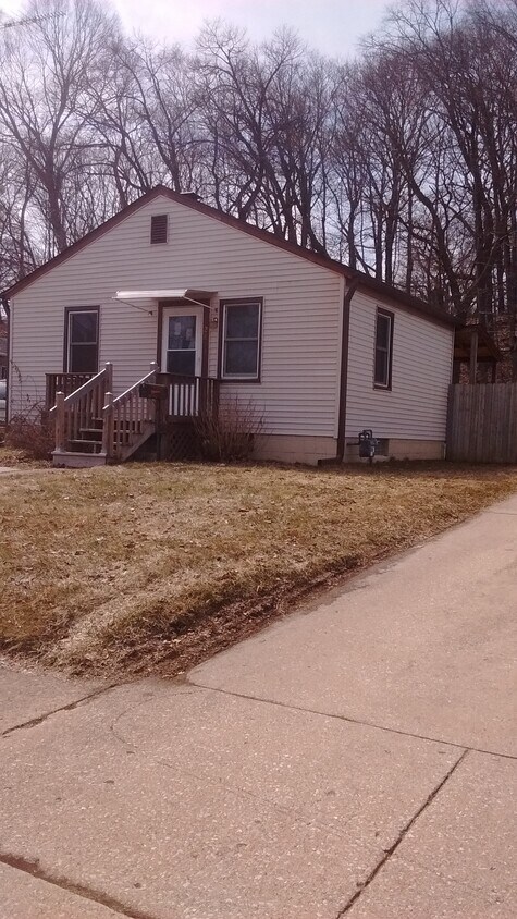 Two-bedroom, with large fenced in back yard. Close to bus line and schools. Perfect little house for 1-3 people, 4 Max. - 2833 Eisenhower Drive