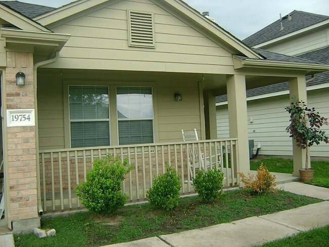 Foto del edificio - 19754 Cozy Cabbin Dr