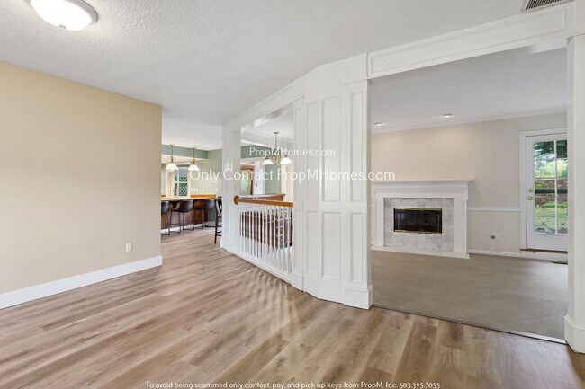 Foto del edificio - Spacious Three Bedroom Home in Desirable Charbonneau!