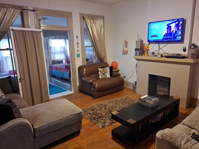 Foto del edificio - 2223 E Commerce St