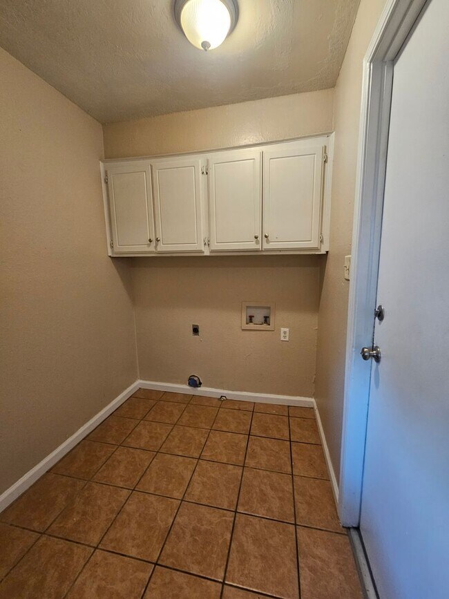Foto del edificio - (3) Bed/(1.5) Bath Townhome Avail NOW!