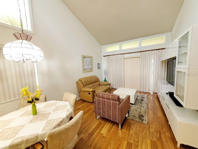Foto del edificio - 20 Woodlake Pl