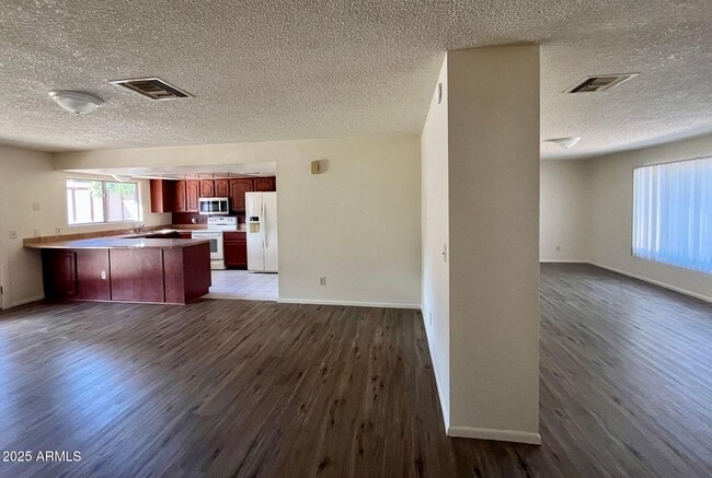 Building Photo - 1300 E Buckhorn Dr