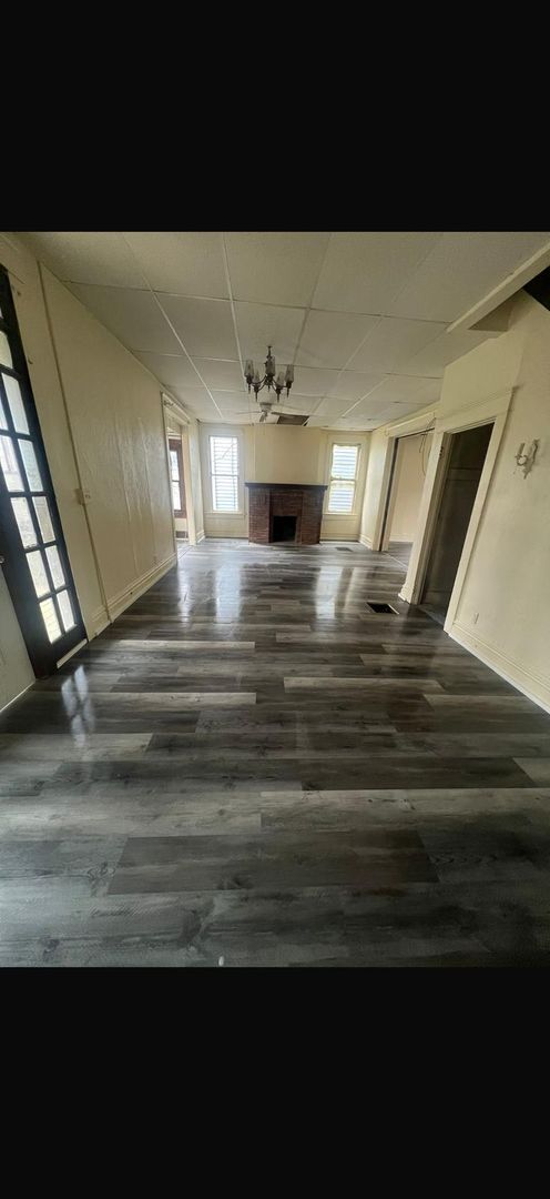 Building Photo - 3/4 bedrooms 1.5 bath