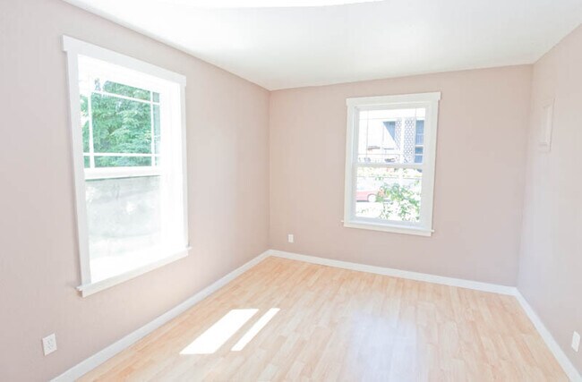 Dormitorio 1 - 1425 E Yesler Way