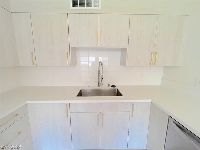 Foto del edificio - 350 E Desert Inn Rd