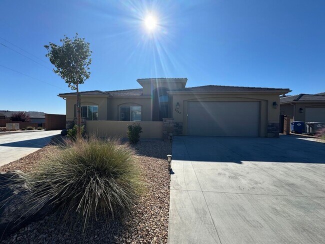 Building Photo - 3 Bedroom Upgraded Home - Extra parking!