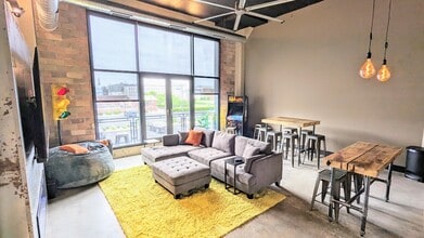Building Photo - 401 W Shoreline Dr