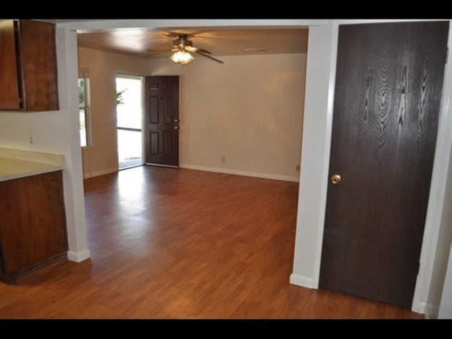 Building Photo - 1207 W Sacramento Ave