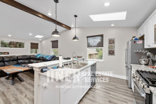 Building Photo - Stylish Old Folsom Home