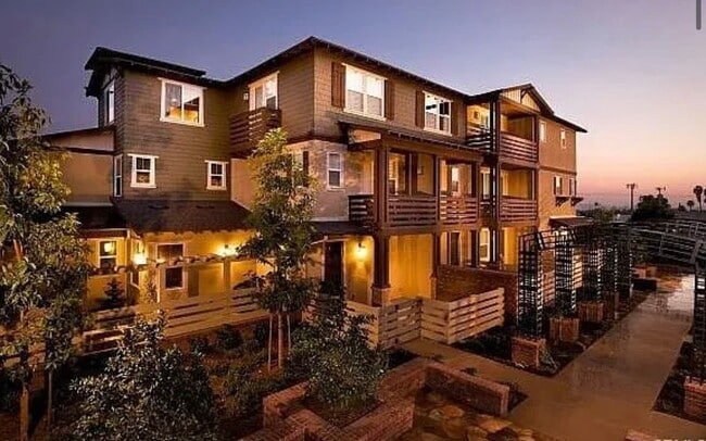 Building Photo - 389 S Glendora Ave