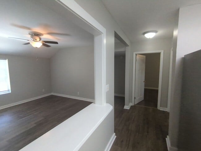 Building Photo - 405 Red Oak Dr