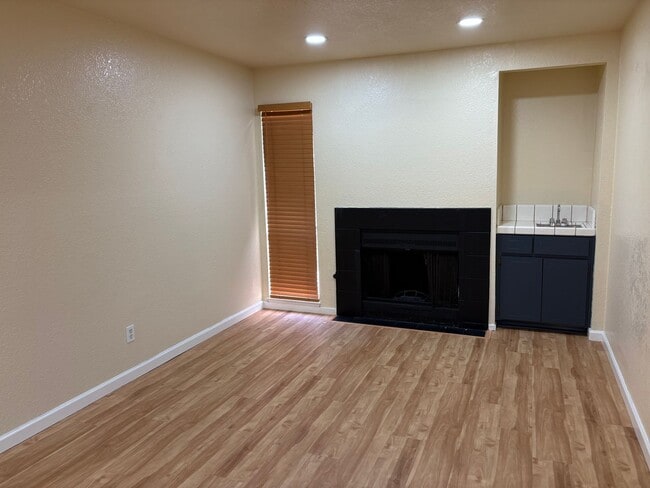 Building Photo - Comfortable place to call home