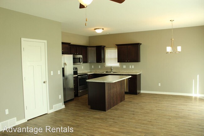 Building Photo - 3 br, 2.5 bath House - 300 Sunset Place