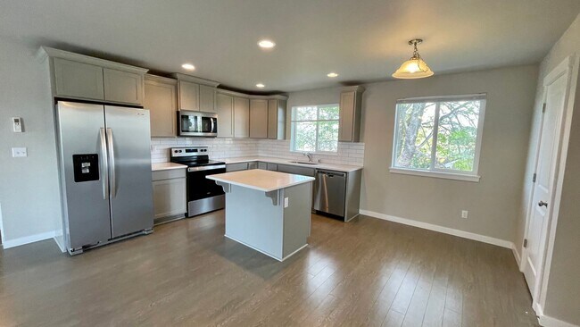 Foto del edificio - Beautiful 3 Bedroom Duplex with Garage!
