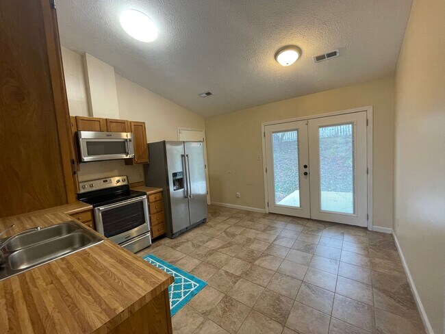 Foto del edificio - 3 Bedroom 2 Bath Single Family nestled in ...