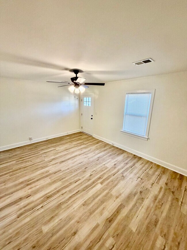 Building Photo - Bungalow in Desirable Rosewood area