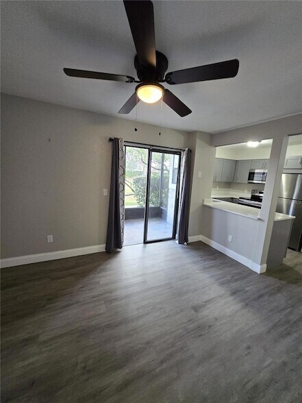 Foto del edificio - 3044 Antique Oaks Cir