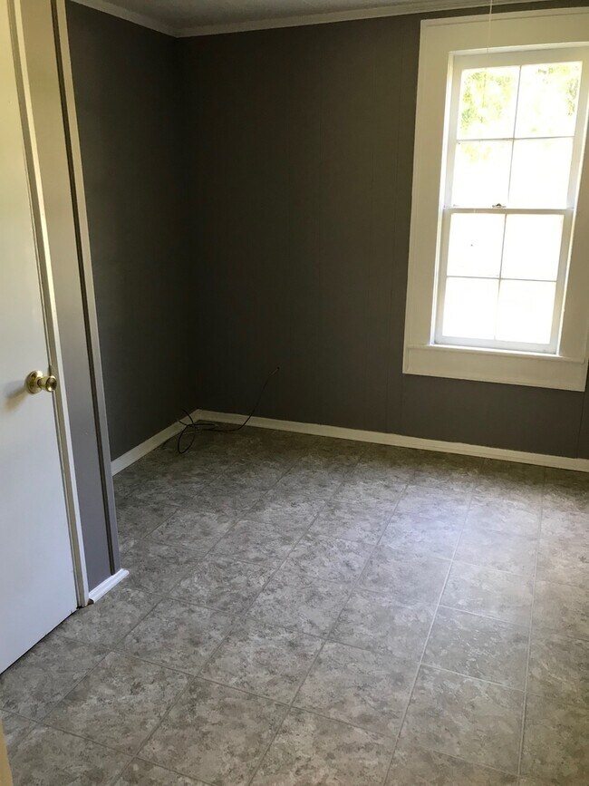 Foto del edificio - 2 BED, 1 BATH HOME IN TROY, $850 MONTH, $8...